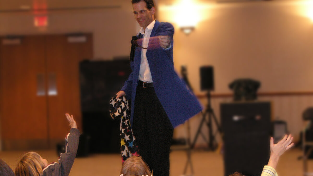 The Amazing Gary, Chicago's best children's magician - Comedy magician for Chicago area Kids private parties and public events, including corporate events, company picnics, fairs & festivals, school assemblies, library events, holiday parties. Comedy magician in Chicago area.